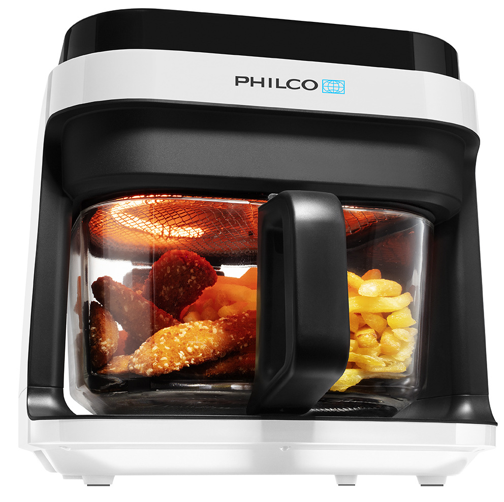 V teplovzdušnej fritéze Philco PHAF 2100W sa pripravujú kuracie nugetky a hranolky