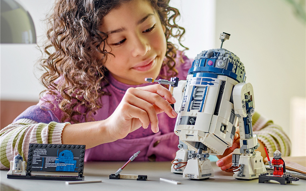 Stavebnica LEGO® Star Wars™ 75379 R2-D2™ Rozpoznateľný R2-D2 zaujme na vystaviteľke a vďaka nastaviteľným doplnkom môžete jeho vzhľad ľahko obmieňať.