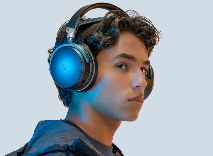 Headset Audeze Maxwell 2 ANC - Xbox čierny Mladý muž s nasadeným headsetom Audeze Maxwell 2 ANC v portrétnom zábere z profilu