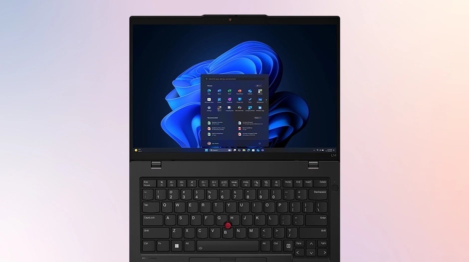 Notebook Lenovo ThinkPad L14 Gen 6 čierny Elegantný čierny notebook zobrazuje na obrazovke žiarivý modrý abstraktný vzor s otvorenou ponukou Štart. Pozadie tvorí jemný prechod ružovej a modrej farby.