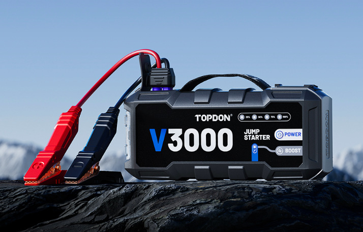 Štartovací box TOPDON Jump Starter V3000 pripravený na použitie v teréne mimo cesty