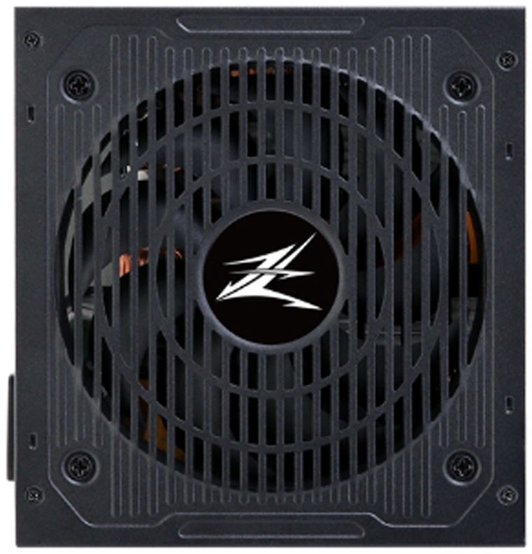 Zdroj Zalman MegaMax ZM500-TXII 500W čierny Na fotke je čelný pohľad na napájací zdroj Zalman. Väčšinu plochy zaberá veľký čierny ventilátor krytý pevnou mriežkou s logom Zalman uprostred. Telo zdroja je tmavé, hranaté av rohoch sú vidieť skrutky. Ide o technický detail chladiacej časti zdroja.