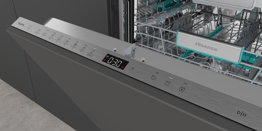 Umývačka riadu Hisense HDV9673XXL Bočný pohľad na pootvorenú umývačku Hisense HDV9673XXL.