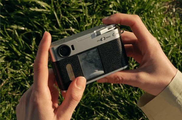 Digitálny fotoaparát Fujifilm X half čierny/sivý Zadný pohľad na fotoaparát Fujifilm X half držaný v rukách s viditeľným displejom a ovládacími prvkami