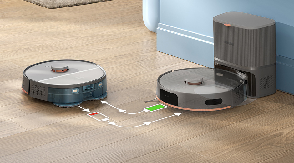 Robotický vysávač Philips 5000 Series XU5100/10 sivý Detailný záber nabíjania vysávača so stanicou Philips XU5100/10 5000 Series a potom pokračuje v upratovaní.