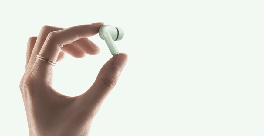 Kompaktné a ľahké slúchadlo Xiaomi REDMI Buds 8 medzi dvoma prstami