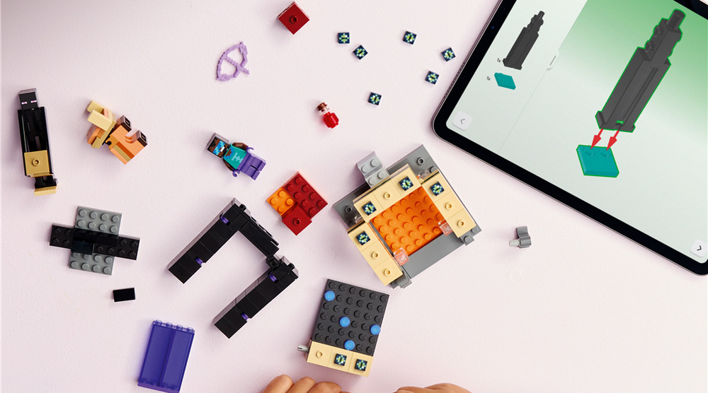Stavebnica LEGO® Minecraft® 21584 Cesta portálem do Netheru a Endu Cool hrdina, Enderman a malý hoglin umožnia deťom presúvať postavy medzi portálmi a vymýšľať vlastné súboje.