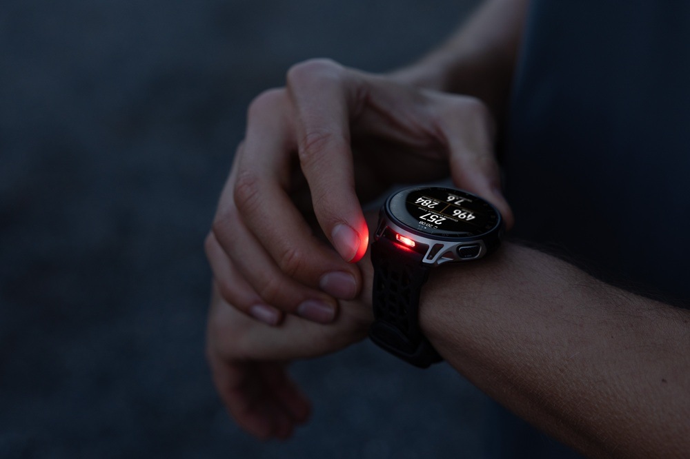 Chytré hodinky Amazfit Cheetah 2 Pro na ruce muže ve tmě