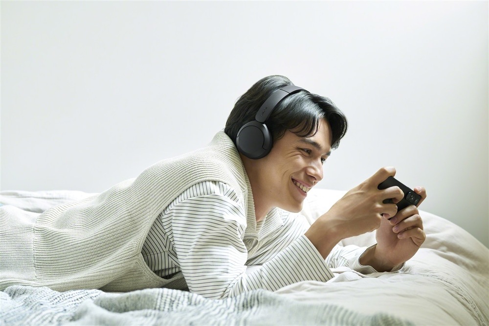 Slúchadlá Sony WH-CH530 čierna Muž leží na posteli so Slúchadlami Sony WH-CH530
