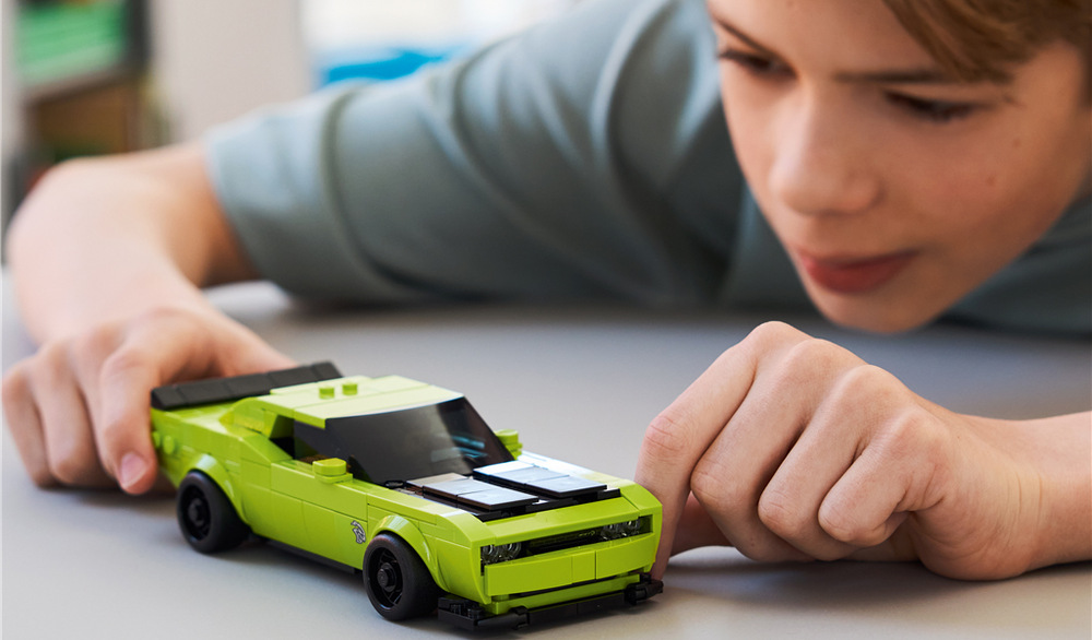 Stavebnica LEGO® Speed Champions 77237 Sportovní auto Dodge Challenger SRT Hellcat Minifigúrka vodiča s helmou a outfitom Dodge je pripravená zasadnúť za volant a vyraziť na závodnú trať.