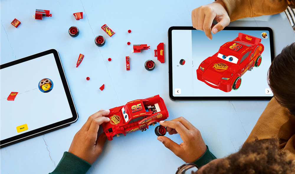 Stavebnica LEGO® Speed Champions 77255 Blesk McQueen Detailný podvozok ponúka deťom neobvyklý pohľad na vozidlo a ďalšie možnosti pri hraní aj pretekaní.