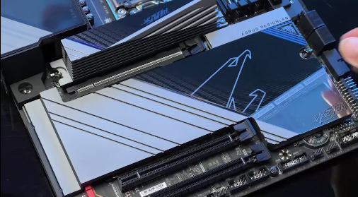 GIGABYTE X870E AORUS ELITE X3D je vybavený štyrmi slotmi M.2