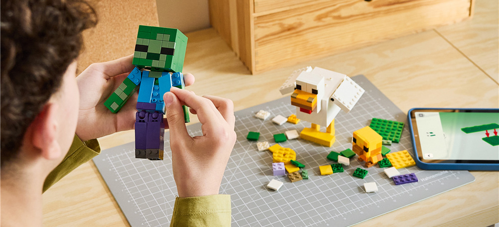 Tri figúrky a pohyblivé časti umožňujú deťom meniť scénu a vymýšľať vlastné príbehy inšpirované Minecraftom.