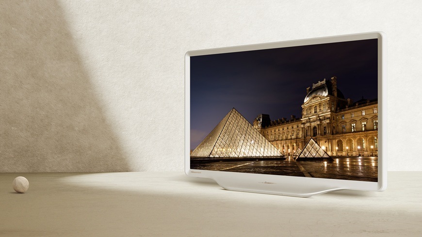 Televízor Hisense 32S5Q Hisense televízia 32S5Q v modernom interiéri zobrazujúca nočný pohľad na pyramídy pri Louvri v Paríži.