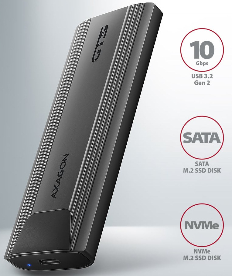 Externý rámček Axagon THIN box, USB-C 10Gbps - M.2 NVMe & SATA SSD sivý Na obrázku je šedý externý box AXAGON THIN zachytený šikmo spredu. Má úzky, podlhovastý tvar s kovovým telom a výraznými pozdĺžnymi drážkami po stranách, ktoré mu dávajú elegantný technický vzhľad. Na čele je USB-C konektor a malá modrá kontrolka, na tele nápisy AXAGON a GTS. Vpravo sú informačné ikony, ktoré zdôrazňujú rýchlosť až 10 Gb/s cez USB 3.2 Gen 2 a podporu SATA aj NVMe M.2 SSD.