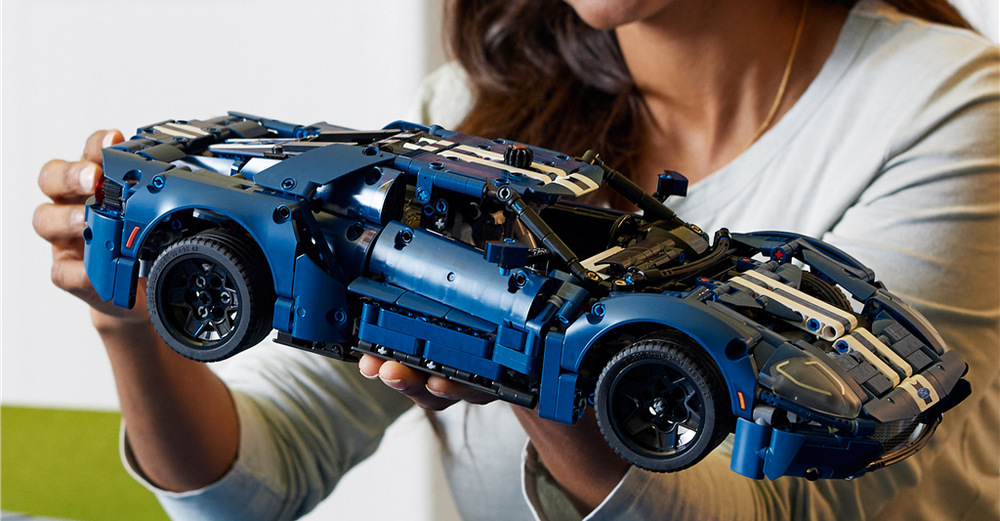 Stavebnica LEGO® Technic 42154 2022 Ford GT Otváracie dvere, kapota a nastaviteľný zadný spojler umožní preskúmať detaily modelu aj po jeho zostavení.
