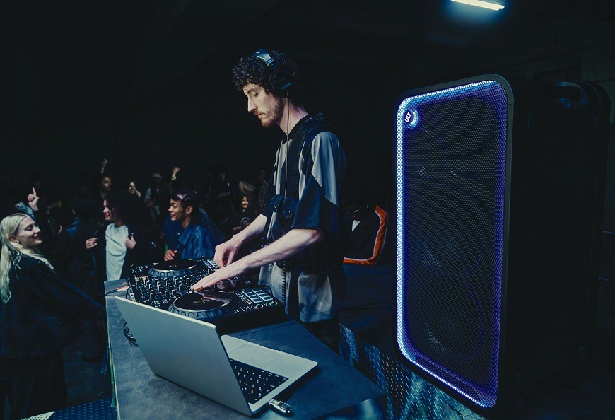 Párty reproduktor Sony ULT TOWER MAX čierny Party reproduktor Sony ULT TOWER MAX pri použití počas DJ vystúpení s výrazným svetelným efektom
