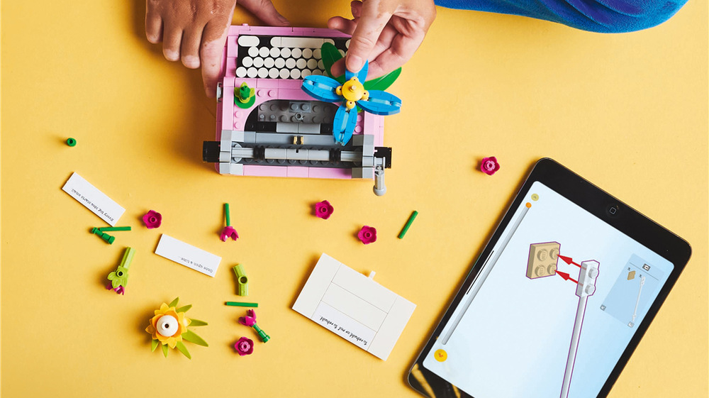 Stavebnica LEGO® Creator 3 v 1 31169 Písací stroj s kvetmi Písací stroj s kvetinovými detailmi umožňuje deťom hrať sa na písaní listov, príbehov alebo tajných odkazov.