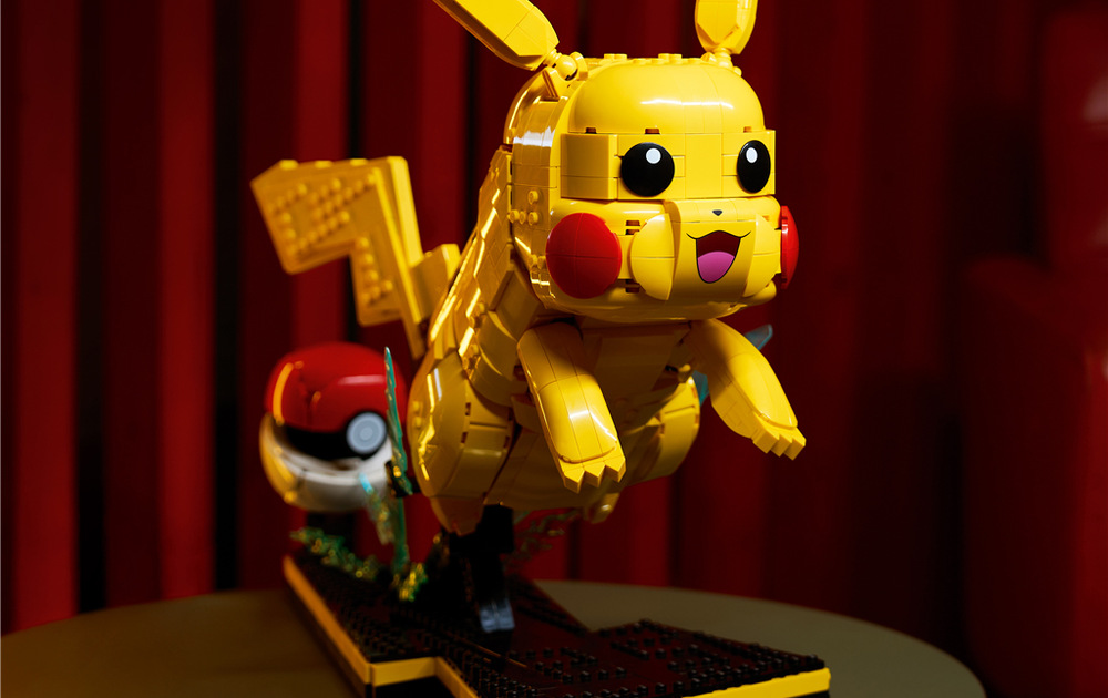 Stavebnica LEGO® Pokémon™ 72152 Pikachu a Pokébal Prispôsobte Pikachuov chvost samčej alebo samičej podobe a vystavte si Pokémona podľa vlastného vkusu.