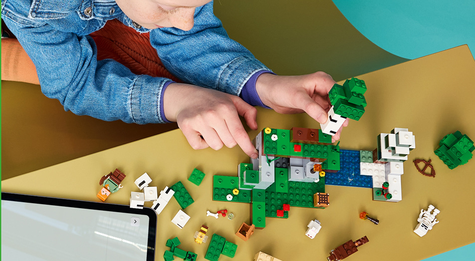 Stavebnica LEGO® Minecraft® 21593 Prvé nočné dobrodružstvo Úkryt môžete chrániť pred Creeperom, ktorého výbuch rozmetá barikádu a umožní rozohrať scénu znova.