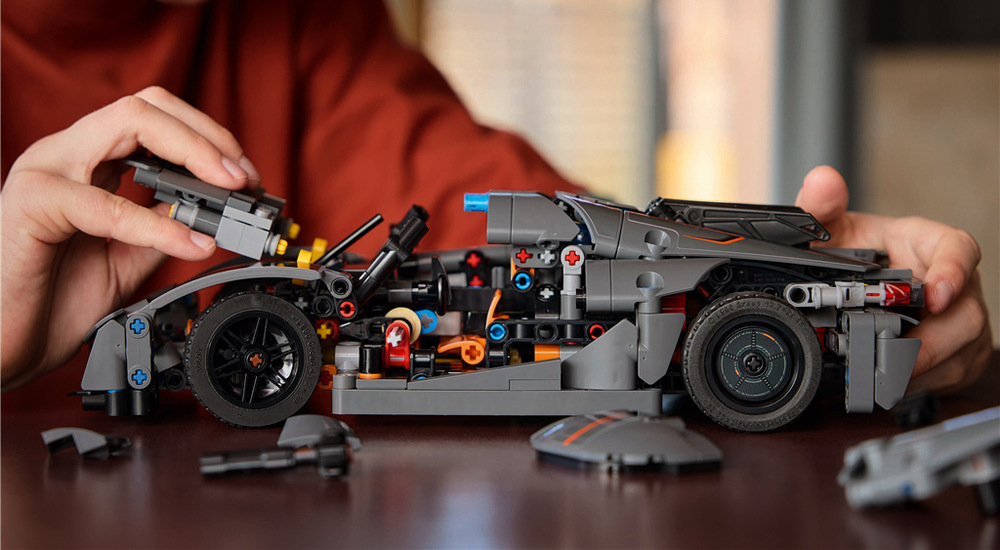 Stavebnica LEGO® Technic 42173 Šedé hyperauto Koenigsegg Jesko Absolut 801 dielikov a aplikácie LEGO Builder približujú deťom princípy konštrukcie, riadenia a mechaniky prostredníctvom stavania.