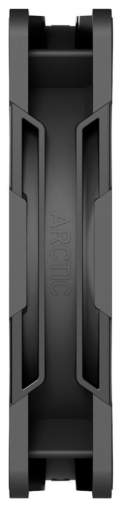 Ventilátor Arctic Cooling P12 Pro PST CO čierny Na obrázku je ventilátor Arctic Cooling P12 Pre PST CO z bočného pohľadu. Je vidieť jeho hrúbku – vyzerá ako úzky čierny „tunel“ medzi predným a zadným rámom. Uprostred bočnej strany je vyrazený nápis ARCTIC a po stranách sú podlhovasté výrezy v plastovom ráme, ktoré odľahčujú konštrukciu a zároveň vedú vzduch.