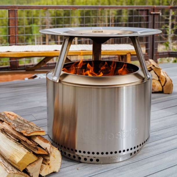 Deflektor tepla Solo Stove Yukon Deflektor tepla Solo Stove Yukon nasadený na bezdymovom ohnisku Yukon pri horení dreva