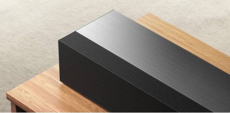 Soundbar Xiaomi PRO 2.0 ch čierny Detail hornej časti Xiaomi Soundbar Pro 2.0 ch s kovovým povrchom a jemnou mriežkou reproduktorov