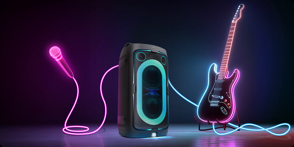 Modro svietiaci reproduktor Samsung MX-ST40F stojí na zemi, k reproduktoru je pripojená svietiaca elektrická gitara a svietiaci mikrofón