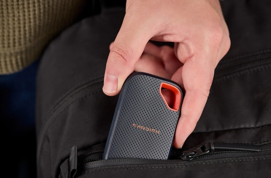 SSD externý SANDISK Extreme Portable 1TB, USB-C Gen2x2 čierny Externé SSD uložené vo vrecku batohu