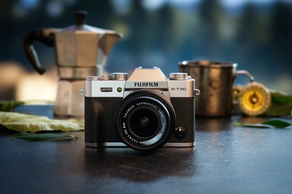 Digitálny fotoaparát Fujifilm X-T30 III + XC13-33mm f/3.5-6.3 OIS strieborný Zátišie s fotoaparátom Fujifilm X-T30 III s nasadeným objektívom FUJINON XC13–33 mm f/3.5–6.3 OIS