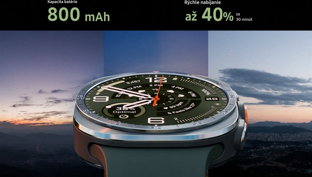 Galaxy Watch Ultra2 vo farebnom prevedení Titanium Silver so športovým remienkom Marine Band vo farbe Olive, zobrazenej spredu s kvapkami vody a rozptýleným pieskom a štrkom okolo hodiniek, ktoré demonštrujú ich odolnosť voči živlom, ako sú voda a prach.