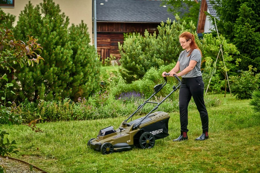 Kosenie s aku kosačkou Narex CST 430 4BN