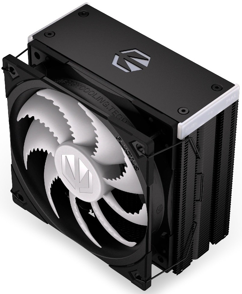 Na obrázku je chladič CPU ENDORFY Fera 5 Black ARGB - vežový vzduchový chladič pre procesor. Spredu je vidieť veľký čierny ventilátor s bielymi lopatkami, ktorý tlačí vzduch cez chladič. Za ním je vysoký blok hustých čiernych kovových rebier (radiátor), ktorý odvádza teplo. Hore chladič kryje plochý čierny „veko“ s logom, po stranách sú svetlé okraje. Podsvietenie ARGB na tejto fotke nie je rozsvietené.
