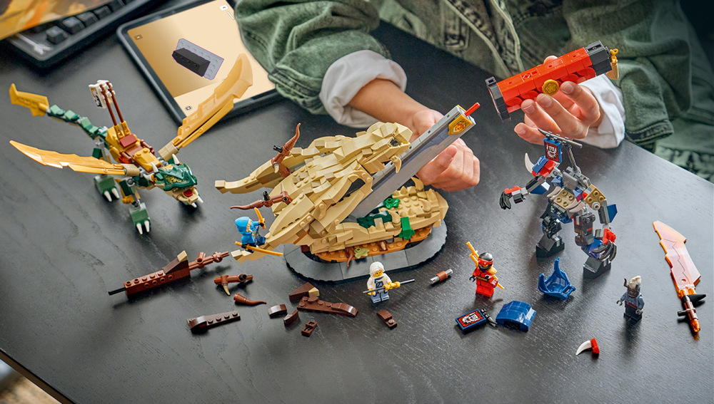 Stavebnica LEGO® NINJAGO® 71871 Bitka pri Dračej čepeli Výstavný model s rozmermi cez 29 cm zaujme dračou lebkou, súbojom bojovníkov aj štyrmi minifigúrkami.