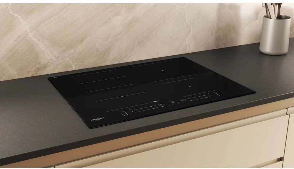 Detail na indukčnú varnú dosku Whirlpool zasadenú v kuchynskej linke