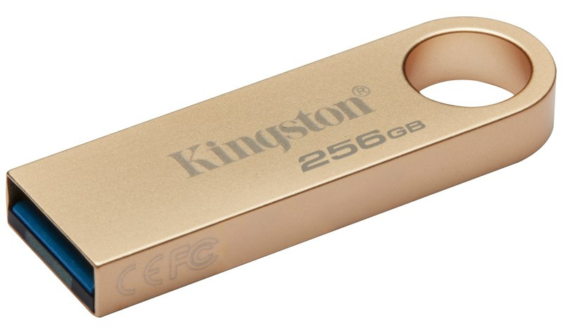 Kompaktný kovový USB flashdisk Kingston DataTraveler SE9 G3 zobrazený na bielom pozadí, detailne zachytávajúce minimalistické telo, integrované očko pre kľúčenku a USB-A konektor