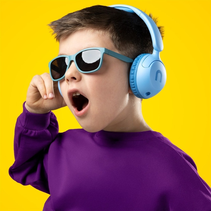 Slúchadlá Niceboy Kiddie 2 modrá Portrét chlapca so slúchadlami Niceboy Kiddie 2″ width=