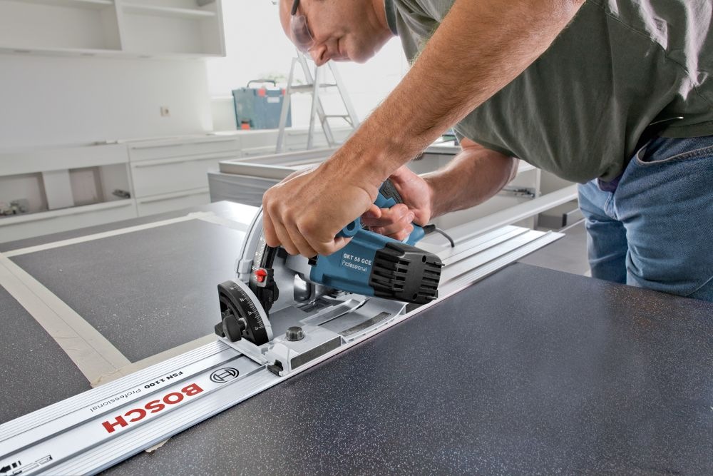 Ponorná píla Bosch Professional GKT 55 GCE Ponorná píla Bosch Professional GKT 55 GCE reže laminát, masívne drevo, mäkký kov