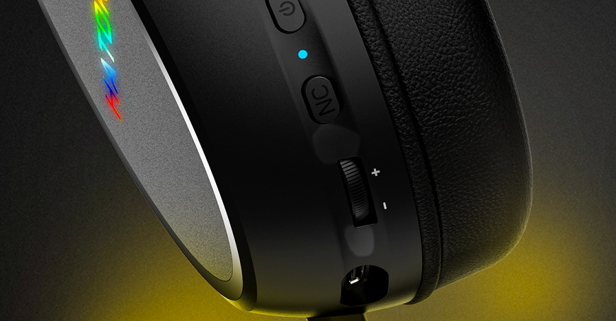 Headset HATOR Hypergang 3 Wireless biely Detail ovládacích prvkov a konektora USB-C na mušli headsete HATOR Hypergang 3 Wireless