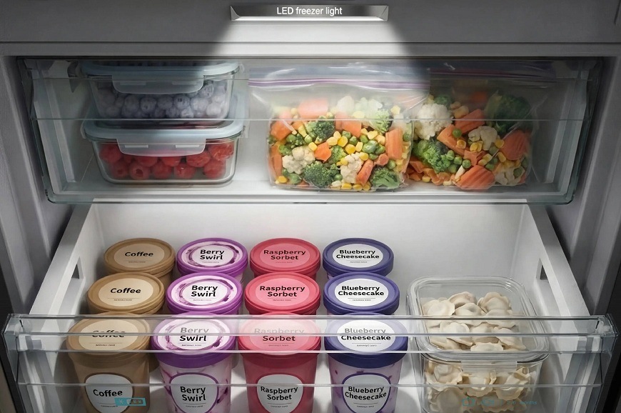 Svetlo LED FreezerLight v mraziacej časti chladničky Siemens osvetľujúce dva plné šuplíky