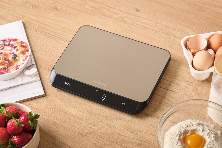 Kuchynská váha Sencor SKS 8200 s elegantným nerezovým povrchom a digitálnym displejom ponúka presné váženie ingrediencií, funkciu tara a moderný dizajn vhodný do každej kuchyne.