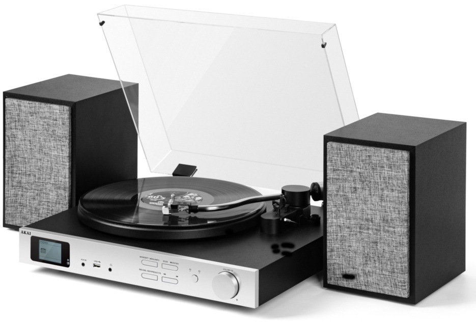 Gramofón AKAI ATT-500SP čierny/strieborný Gramofón Akai s LCD displejom a párom látkových reproduktorov.