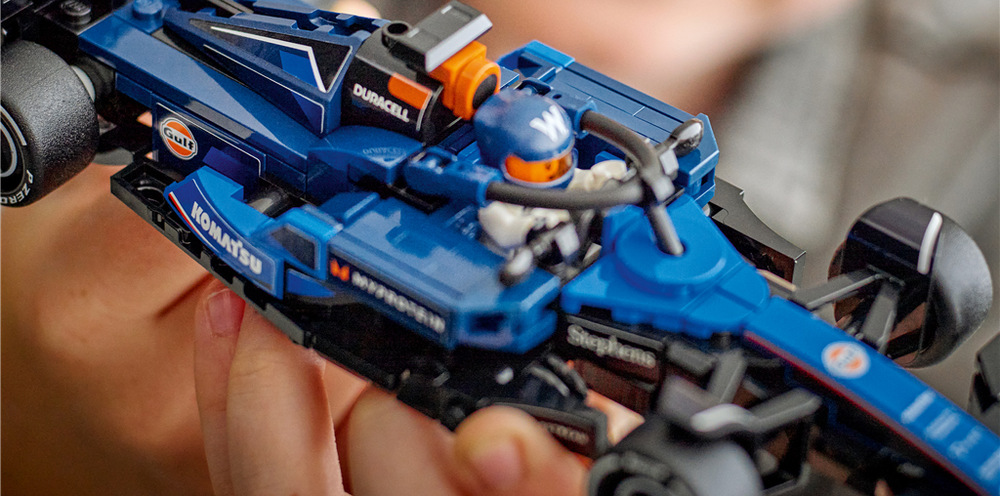 Minifigúrka pilota a autentické detaily Williams Racing pripravia deti na vlastné preteky a domácu Veľkú cenu.
