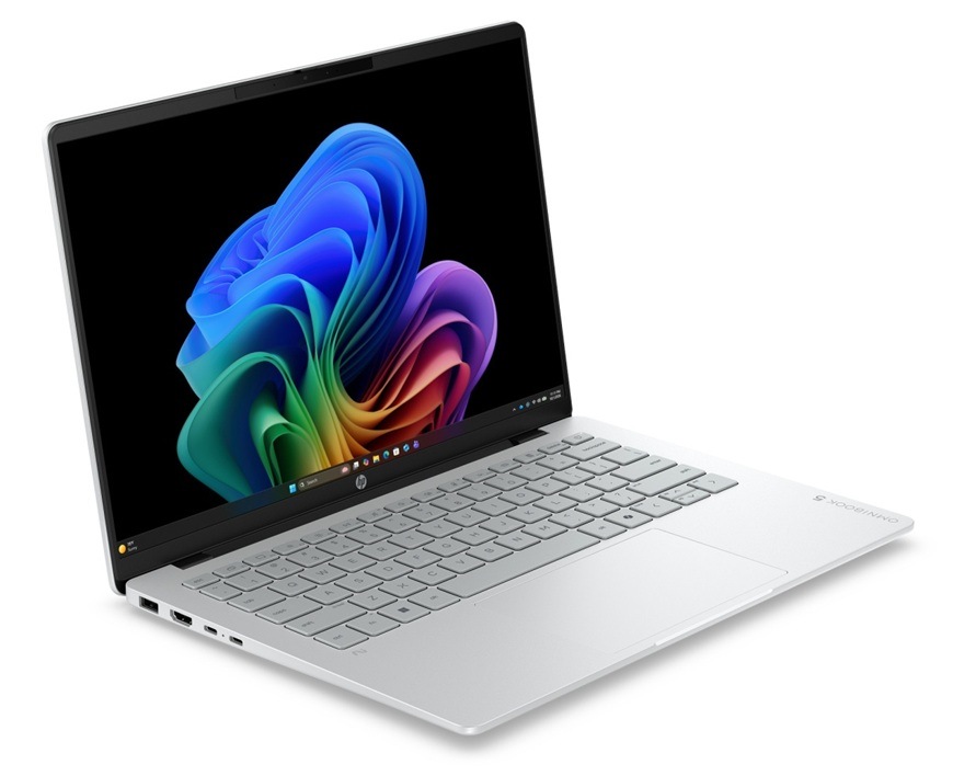 Notebook HP OmniBook 5 AI 14-hm0071ncx + Game Pass předplatné na 2 měsíce strieborný Notebook HP OmniBook 5 v šikmom pohľade s tenkým prevedením.