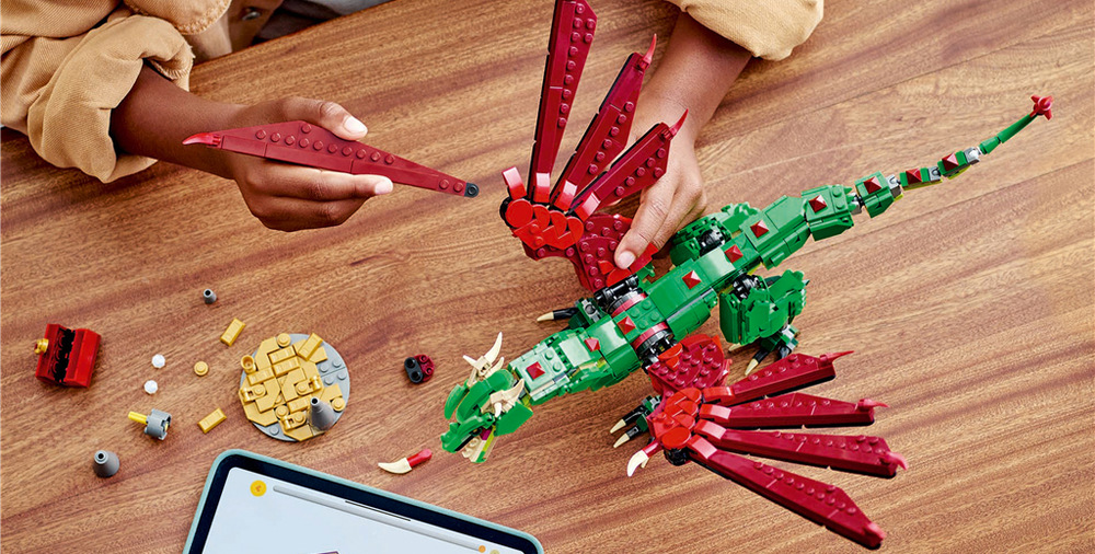 Stavebnica LEGO® Creator 3 v 1 31161 Stredoveký drak Rovnaké kocky umožnia prestavať draka na morského hada alebo fénixa a zakaždým ponúknuť iný herný zážitok.