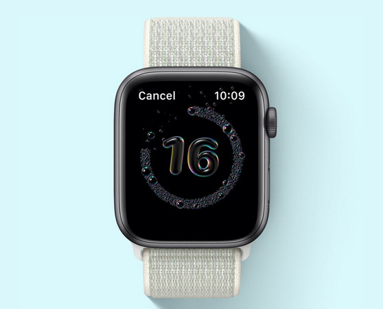 Inteligentné hodinky Apple Watch SE GPS 40mm púzdro z vesmírne sivého hliníka - čierny športový náramok