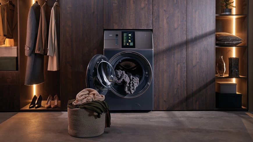 otvorená Práčka so sušičkou Haier HWD180BD12LGNU-S s bielizňou v bubne