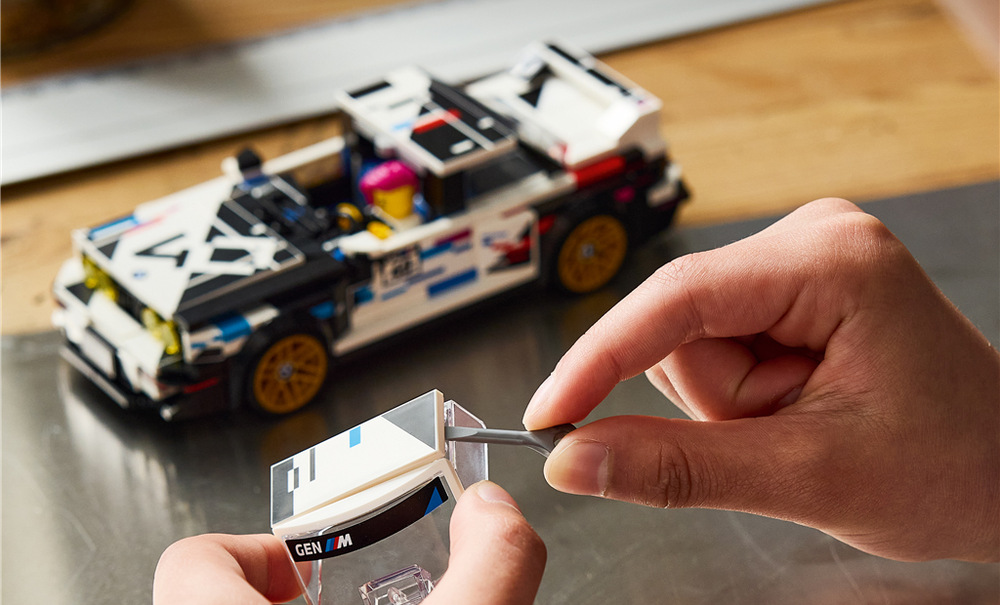 Minifigúrka vodičky v outfite BMW doplní model a zapojí sa do vlastných závodných scén.