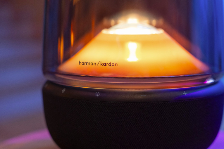 Detail spodnej časti reproduktora Harman Kardon Aura Studio 5 s ovládacími prvkami